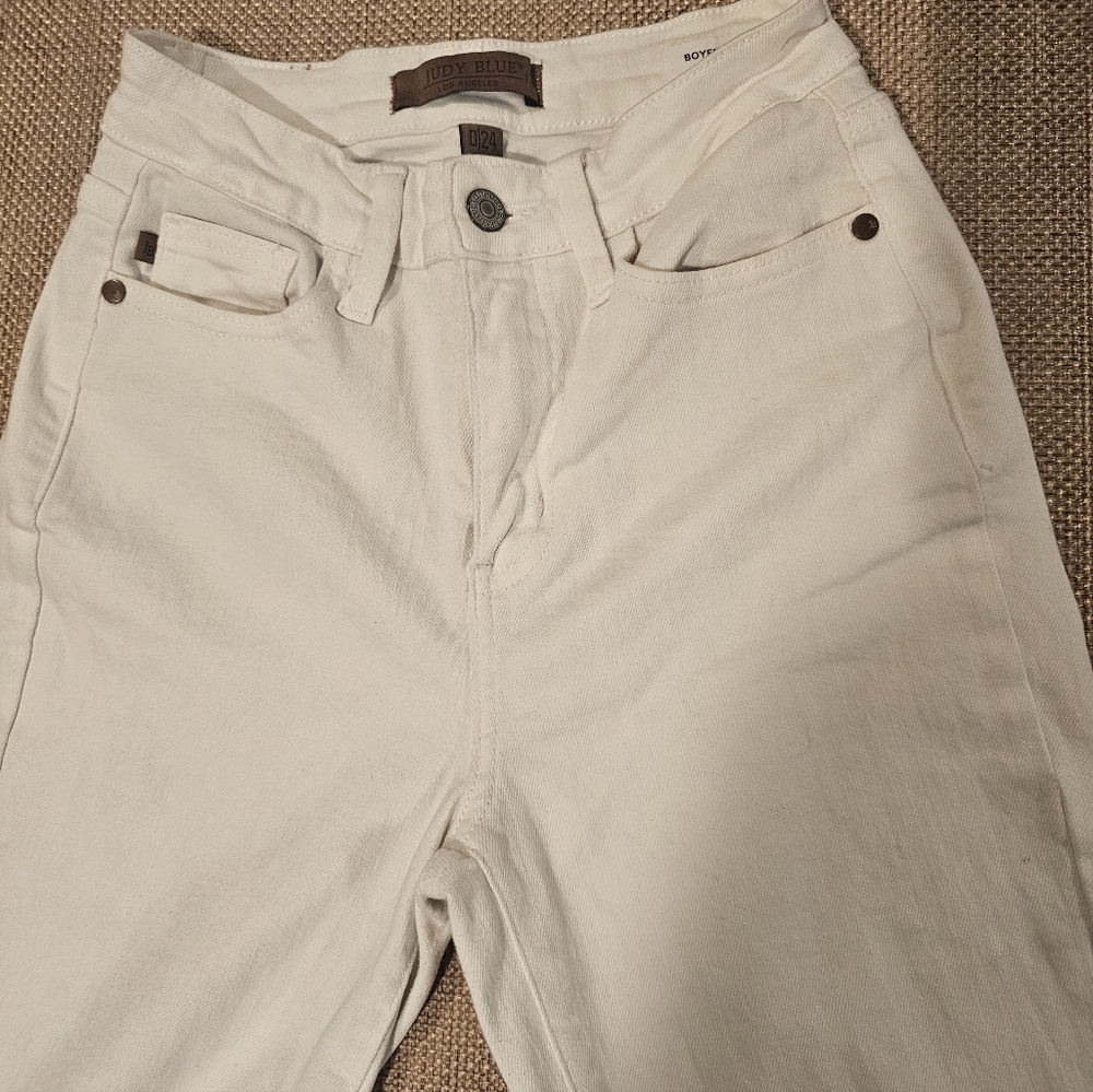 Judy Blue white boyfriend jeans in size 24.Relaxed boyfriend fit with cuffed hem - Picture 3 of 8